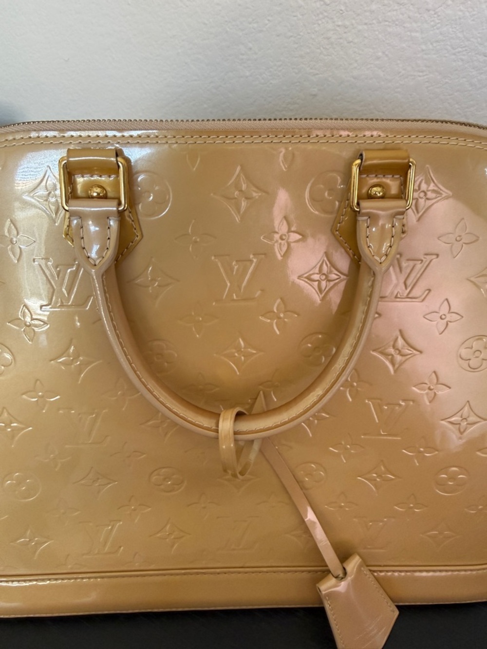 Louis Vuitton Vernis Alma GM Patent Leather bag in Beige - Picture 6 of 13